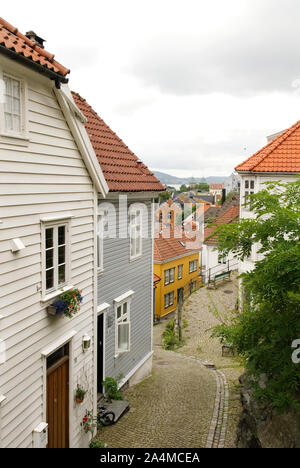 Gepflasterte Straße in Bergen. Stockfoto