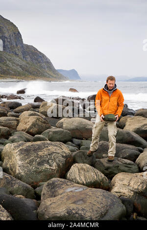 Mann in orange Jacke, Alnes bei Godoy Stockfoto