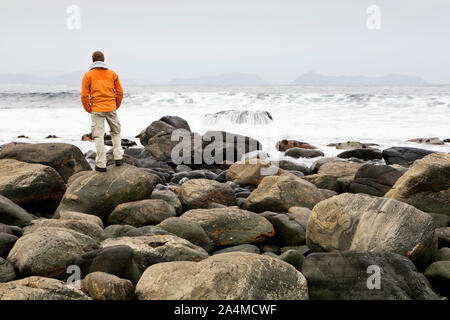 Starke Mann in orange Jacke, Alnes bei Godoy Stockfoto