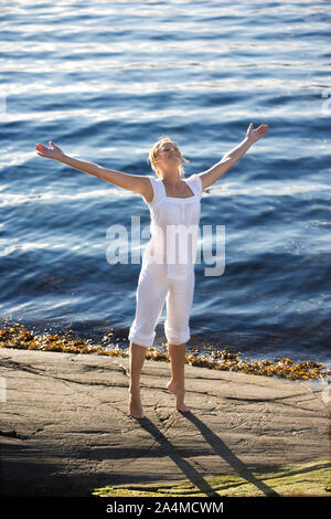 Die Frau, die durch das Meer - glücklich Stockfoto