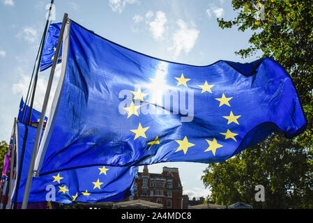 London, Großbritannien. 15. Oktober 2019. Eine Fahne der Europäischen Union fliegen außerhalb der Häuser des Parlaments. Michel Barnier, Chefunterhändler der EU, hat gesagt, dass Boris Johnson, Premierminister, und das Vereinigte Königreich muss seine Brexit deal in Gesetzestext und die Details, die in den Ende des 15. Oktober vereinbart werden. Credit: Stephen Chung/Alamy leben Nachrichten Stockfoto