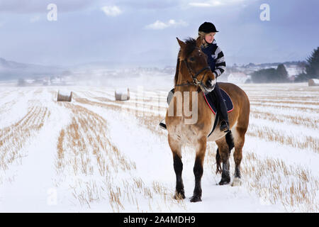 Mädchen reiten in Vigra Stockfoto