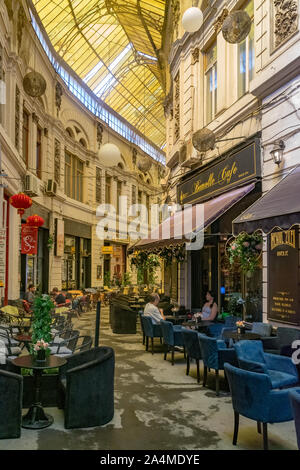 Bukarest, Rumänien - 27 Juli, 2019: Restaurants am Macca Villacrosse Passage - einem Gabelförmigen, gelb Glas bedeckt mit Arkaden versehenen Straße im Zentrum von bucha Stockfoto