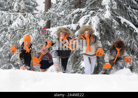Kinder im Kostüm bei Wm Skifahren, Norwegen Stockfoto