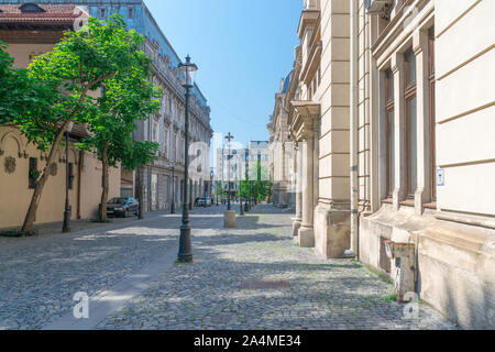 Bukarest, Rumänien - 27 Juli, 2019: eine leere Straße an einem sonnigen Sommertag im historischen Zentrum von Bukarest, Rumänien. Schönen Morgen im histor Stockfoto