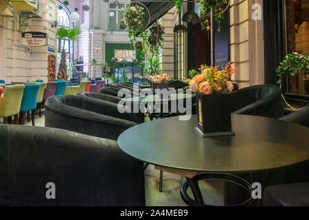 Bukarest, Rumänien - 27 Juli, 2019: Restaurants am Macca Villacrosse Passage - einem Gabelförmigen, gelb Glas bedeckt mit Arkaden versehenen Straße im Zentrum von bucha Stockfoto