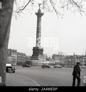 1950, historische, Blick von dieser Ära der 'Place de la Bastille, Paris, Frankreich, zeigt in der Mitte die "Juli Spalte 'comemorating die Ereignisse der Jahre 1830 Juli Revolution. Der Platz wurde ursprünglich die Website der Bastille bis zu seiner Zerstörung während der Französischen Revolution von 1789. Stockfoto