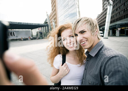 Junges Paar in Berlin fotografiert werden, Deutschland Stockfoto