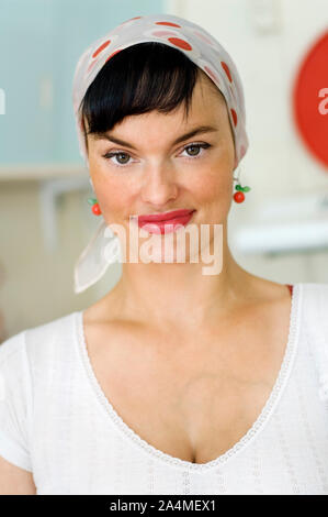 Frau das Tragen der roten Lippenstift in Ihrer Küche Stockfoto