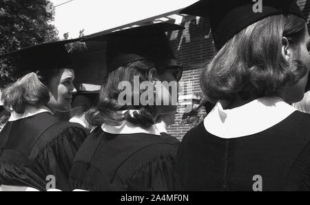 1964, Studenten aus der Geschichte, im Sommer und weiblichen Studentinnen in ihren akademischen Gewändern und Mortarboards, die an der Abschlussfeier der University of Southern California (USC), Los Angeles, Kalifornien, USA, teilnahmen. Stockfoto