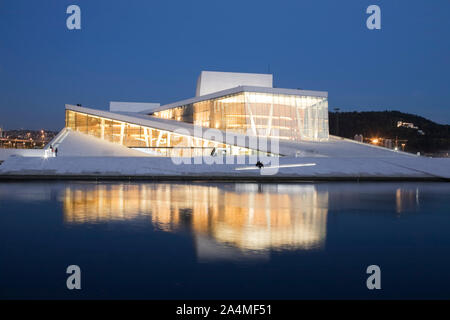 Oper Oslo am Abend Stockfoto