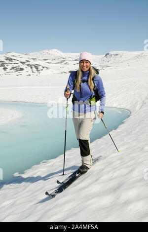 Frau Skifahren im Tal Hemsedal, Norwegen Stockfoto