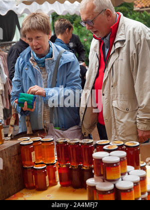 Der offene Markt in der Französischen Küstenstadt Collioure Stockfoto