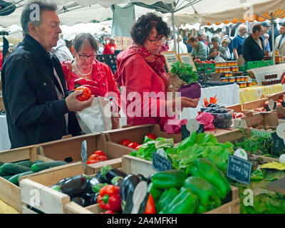 Der offene Markt in der Französischen Küstenstadt Collioure Stockfoto