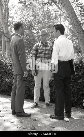 1964, Geschichte, Sommer und zwei junge Männer, Studenten, mit einem männlichen Dozenten auf dem Gelände der University of Southern California (USC), Los Angeles, USA. Stockfoto