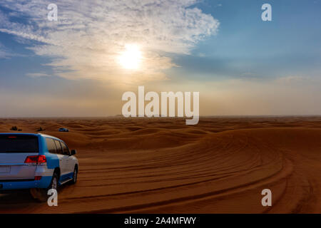 Desert Safari sand bashing Abenteuer in Dubai bei Sonnenuntergang Stockfoto