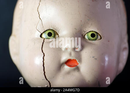 Creepy Puppenkopf mit gruseligen grünen Augen. Stockfoto