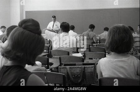 1960er Jahre, historisch, Blick von hinten auf Studenten, die in einem Klassenzimmer der University of Southern California (USC) in Los Angeles, USA, sitzen. Stockfoto