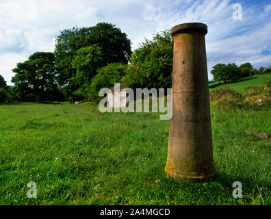 Ansicht: 5-15 Kurs von Schimmel und Denbigh Junction Railway, Nannerch Station Hof, Flintshire, Wales, UK: Die Schienen lief zwischen Metall Kran Basis und Schuppen. Stockfoto