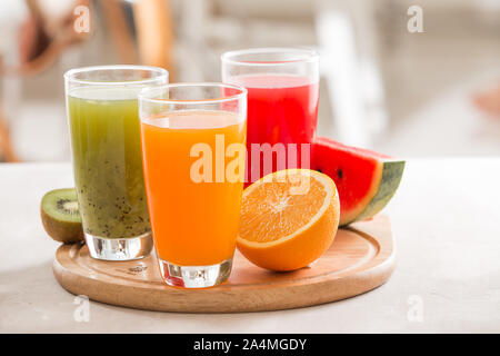 Frische Säfte Smoothie drei Glas Rot Grün Orange tropische Früchte Wassermelone, Kiwi, Orange. Selektiver Fokus Stockfoto