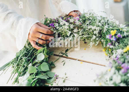 Frau Vorbereitung Blumenkranz Stockfoto