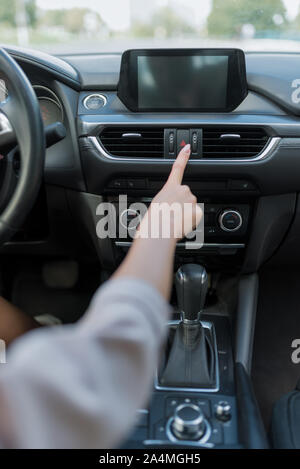 Frau Rad des Auto pressen Not-Aus-Taster, Aktivierung Signal über einen Unfall Verkehrsunfall Straße. Ein Erlöschen der Kontrolllampe Stockfoto