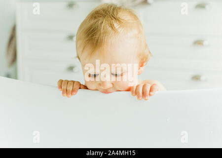 Baby in Badewanne Stockfoto