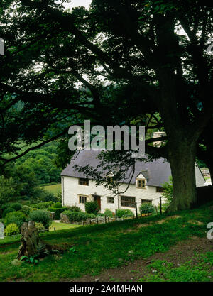 Anzeigen SW von brithdir Mawr, Flintshire, Wales, UK, einem umgebauten Spätmittelalterlichen hall Haus am südlichen Hang des Berges in der Nähe von Ffrith Cilcain. Stockfoto