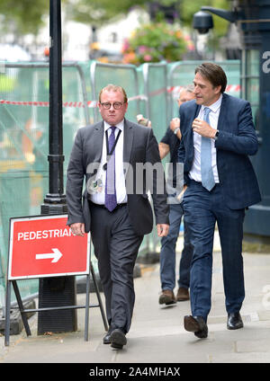 Marcus Jones MP (Con: Nuneaton) und James Morris MP (Con: Halesowen und Rowley Regis) Ankunft in Downing Street für ein Jahr an der Nummer 10, 2 Septe Stockfoto