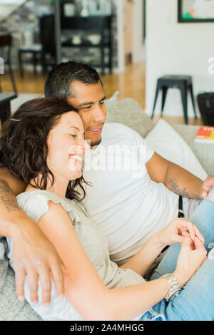 Paar, umarmen im Wohnzimmer Stockfoto