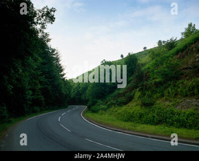 Anzeigen NNW des A525 Ruthin-Wrexham Straße windet sich durch die engen, steilen & gut bewaldete Nant Y Garth, Graigfechan, Denbighshire, Wales, UK. Stockfoto
