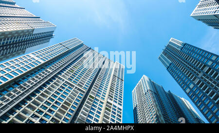 Ho Chi Minh, Vietnam - 27. September 2019: Vinhome Immobilien- Central Park im Bezirk 2. Die Entwickler für das Projekt ist Vingroup. Low Angle View. Stockfoto