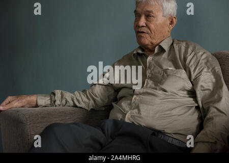 Paranaguá, Paraná, Brasilien - 18. November 2015: Brasilianische älterer Mann mit Blindheit auf seinem Haus Couch sitzen Stockfoto