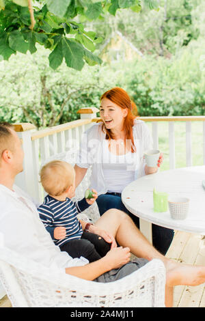 Eltern mit baby boy ruht auf dem Balkon Stockfoto