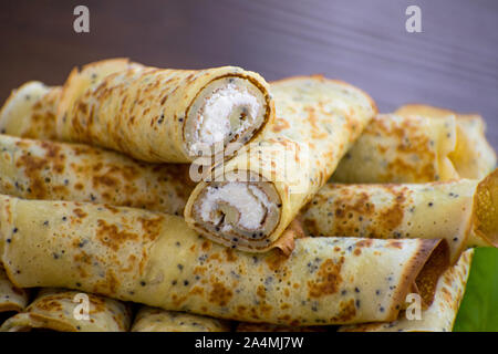 Pfannkuchen Brötchen mit Quark. Pfannkuchen mit Käse. Fasching. Stockfoto