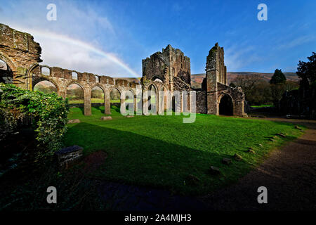 Llanthony Priory (Priordy Llanddewi Nant Hodni) ist einer zerstörten ehemaligen Augustiner Kloster in der abgeschiedenen Vale von Ewyas, einem steilen einmal - Vergletscherte vall Stockfoto