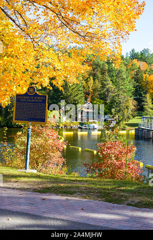 Herbst Szene in Baysville und hohe Wasserfälle in der Nähe von Bracebridge, Ontario, Kanada in Muskoka mit schönen und bunten Bäume im Herbst folige. Stockfoto