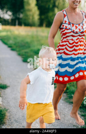 Kleinkind wandern mit Mom Stockfoto