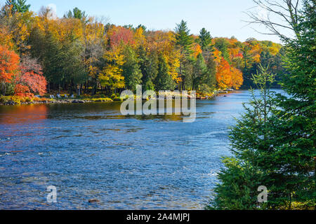 Herbst Szene in Baysville und hohe Wasserfälle in der Nähe von Bracebridge, Ontario, Kanada in Muskoka mit schönen und bunten Bäume im Herbst folige. Stockfoto