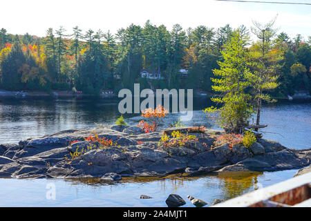 Herbst Szene in Baysville und hohe Wasserfälle in der Nähe von Bracebridge, Ontario, Kanada in Muskoka mit schönen und bunten Bäume im Herbst folige. Stockfoto