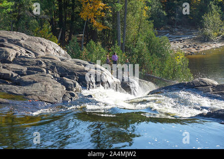 Historische Zeichen im Herbst Szene in Baysville und hohe Wasserfälle in der Nähe von Bracebridge, Ontario, Kanada in Muskoka mit schönen und bunten Bäume Stockfoto