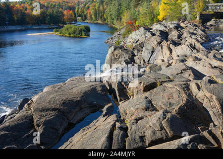 Herbst Szene in Baysville und hohe Wasserfälle in der Nähe von Bracebridge, Ontario, Kanada in Muskoka mit schönen und bunten Bäume im Herbst folige. Stockfoto