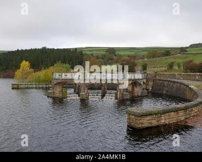 Überlauf digley Behälter mit Wasser runing und einige Bäume in den Farben des Herbstes auf den Behälter Seite über holmfirth in die pennines Stockfoto