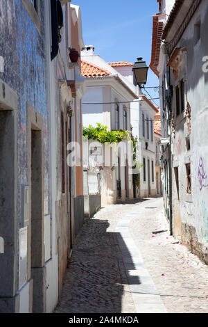 Kleine Wohnstraße in der Altstadt von Cascais - Lissabon, Portugal Stockfoto