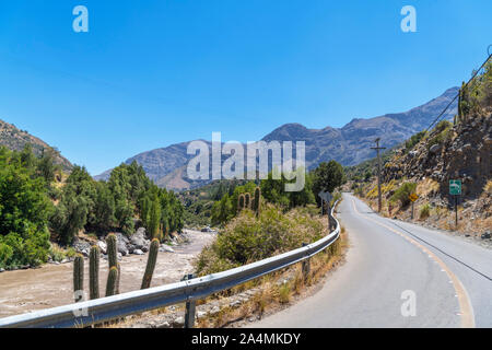 Chile, Cajon del Maipo. Straße neben dem Maipo River in der Nähe von San José de Maipo, Maipo Canyon, Anden, Chile, Südamerika Stockfoto