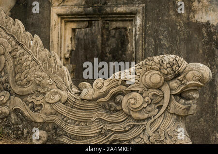 Farbton, Thua Thien-Hue, Vietnam - Februar 26, 2011: Detail der geschnitzten Stein Leiter mit Dragon Abbildung in der Verbotenen purpurnen Stadt Stockfoto