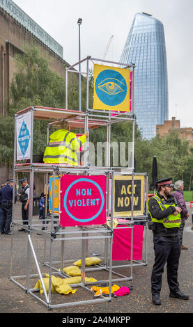 Bankside, London, UK. 15. Oktober 2019. Aussterben Rebellion Klimawandel Protest findet außerhalb der Tate Modern, als die Polizei eintrifft. Stockfoto