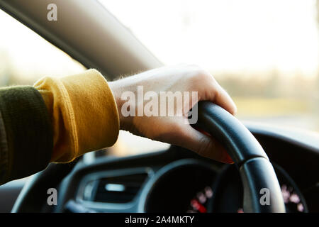 Hand am Lenkrad Stockfoto