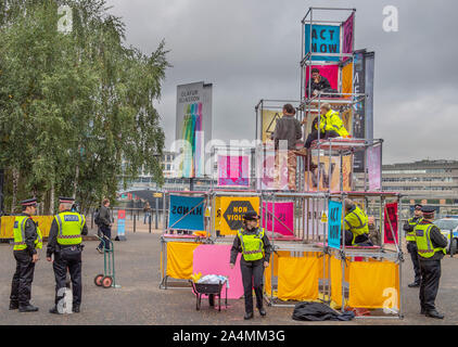 Bankside, London, UK. 15. Oktober 2019. Aussterben Rebellion Klimawandel Protest findet außerhalb der Tate Modern, als die Polizei eintrifft. Stockfoto