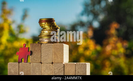 Puzzle klettert an die Spitze der Pyramide aus Holzblöcken. Das Konzept der das Erreichen von Geschäftszielen und erreichen ein neues Niveau der Förderung. Stockfoto